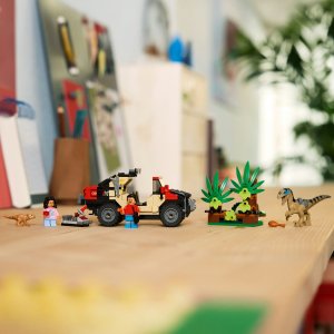 LEGO Jurassic World Ucieczka terenówką przed raptorem (76972) 4