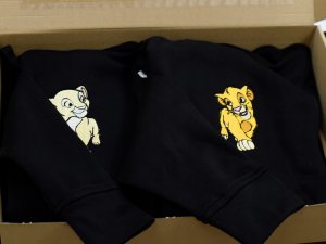 BLUZY DLA PAR Z HAFTEM NA DZIEŃ KOBIET SIMBA NALA INICJAŁY 2 SZT CZARNE 2