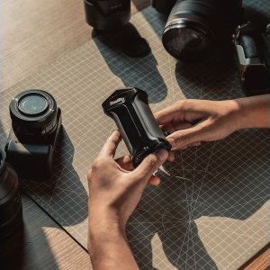 3893 Obrotowy uchwyt boczny ze spustem REC dla wybranych aparatów bezlusterkowych Sony 4