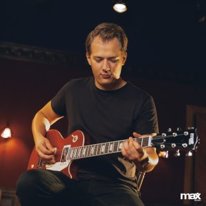 Zestaw: Gitara elektryczna GigKit w stylu LP ciemnoczerwona+ wzmacniacz+ akcesoria one size 13