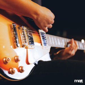 Zestaw: Gitara elektryczna GigKit w stylu LP sunburst+ wzmacniacz+ akcesoria one size 16