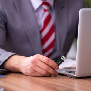 Pendrive ADATA UC320, 256 GB (UC320-256G-RBK/BK) 5