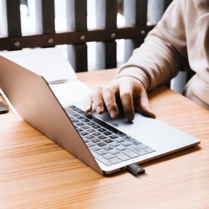 Pendrive ADATA UC320, 64 GB (UC320-64G-RBK/BK) 7