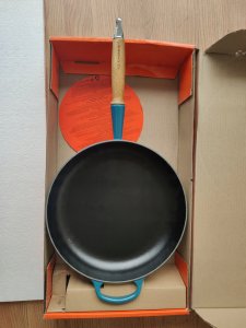 Le Creuset Cuguna panna ar koka rokturi O28cm zila 0024147324386 3