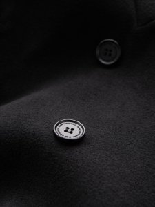 Męski płaszcz z wysokim kołnierzem i asymetrycznym zapięciem  czarny V2 OM-COWC-0120 M 8