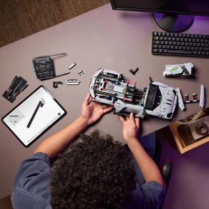 Technic Supersamochód Lamborghini Revuelto (42214) 4