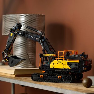 LEGO Technic Koparka Volvo EC500 Hybrid (42215) 9
