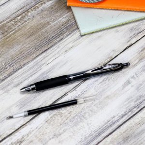 UNIBALL Uni-ball Signo 207 fine  2stk Sorte rollerpenne+ 2stk refills. Med behageligt gummigreb, stregbredde 0,5mm 4