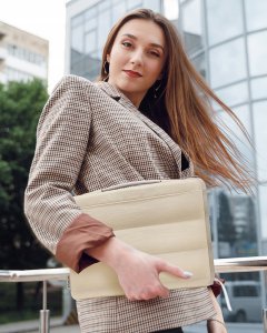 INNOSTYLE DAMSKA TORBA NA LAPTOPA 13 14 WODOODPORNA STRATUS SLEEVE BEŻOWA 2