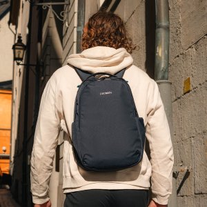 Plecak miejski antykradzieżowy Pacsafe V 16 L - granatowy 2