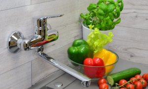 SOTBE INARI Bateria kuchenna ścienna . Ruchoma wylewka 35 cm 2