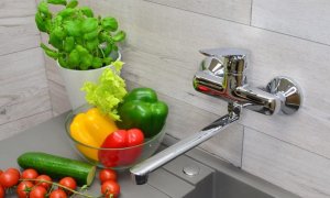 SOTBE INARI Bateria kuchenna ścienna . Ruchoma wylewka 35 cm 6