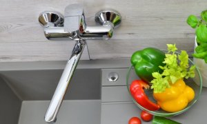 SOTBE INARI Bateria kuchenna ścienna . Ruchoma wylewka 35 cm 8