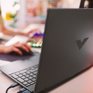 Bon Laptop dla gracza Victus HP 15-fb2063dx / 9Z7L4UA / AMD Ryzen 5 / 16GB / SSD 1TB / RX 6550M 4GB / FullHD / 144Hz / Win 11 8