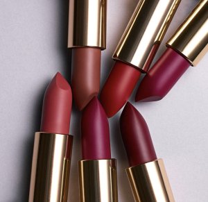 L'OREAL_Color Riche Satin szminka do ust 300 Le Rouge Paris  4,7g 9