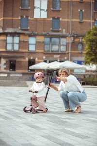 Zestaw: Scoot and Ride HK1 Push and Go 2w1 jeździk i hulajnoga dla dzieci 1-5 lat, kolor: Wildberry + kask rozm. XXS-S + ochraniacze ROSE XXS 20