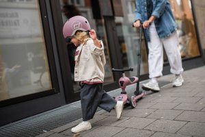 Zestaw: Scoot and Ride HK1 Push and Go 2w1 jeździk i hulajnoga dla dzieci 1-5 lat, kolor: Wildberry + kask rozm. XXS-S + ochraniacze ROSE XXS 22