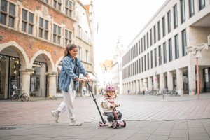 Zestaw: Scoot and Ride HK1 Push and Go 2w1 jeździk i hulajnoga dla dzieci 1-5 lat, kolor: Wildberry + kask rozm. XXS-S + ochraniacze ROSE XXS 25