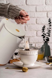 Czajnik elektryczny bezprzewodowy turystyczny 1500 W 1.7 l obrotowy biały 10