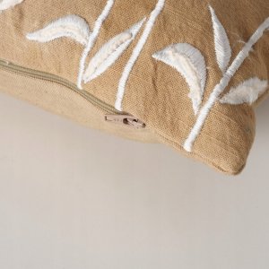 Poduszka dekoracyjna wyszywana MARIELLE w kwiatki, 49 x 29,3 cm 4