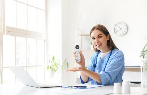 Termometr bezdotykowy na podczerwień TMB-SMART SCAN TECH-MED, automatyczny pomiar z kontrolą odległości, szybki i dokładny pomiar 15