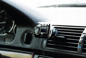 Transmiter Samochodowy FM Bluetooth + Ładowarka ISO TRADE 9