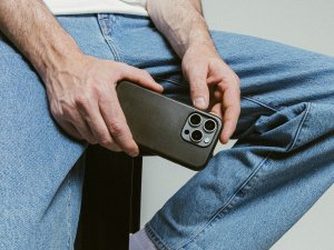 Nomad Modern Leather case, green chrome - iPhone 16 Pro Max 3