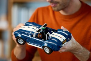 LEGO Icons Shelby Cobra 427 S/C (10357) 3