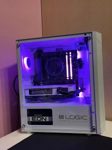 BIAŁY KOMPUTER GAMINGOWY DO GIER RYZEN 7 7800X3D 32GB DDR5 RTX 5060 M2 1TB W11 RGB 15