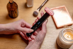 Masażer soniczny do liftingu twarzy z funkcją EMS Humanas Aurora - czarny 14