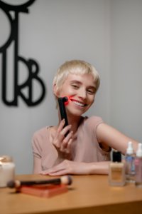 Masażer soniczny do liftingu twarzy z funkcją EMS Humanas Aurora - czarny 16