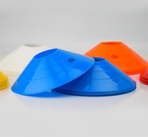 Pachołki talerzyki stożkowe 50szt.   stojak / TT50-19MULTIZestaw 50 pachołków stożkowych SMJ sport (19 cm, wys. 5 cm, 18 g). W zestawie stojak i siatkowy pokrowiec. Kolory mix. Idealne do wyznaczania stref, torów i ćwiczeń treningowych. 3