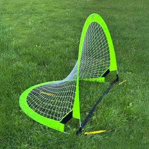 Bramka piłkarska treningowa pop-up - zielony neon (M) 120x80x80 cmBramka treningowa SMJ sport typu pop-up 120x80x80 cm, kolor neonowy zielony. Składana, lekka, z 3 kotwicami do mocowania w ziemi. Idealna do treningów i rekreacji. 3