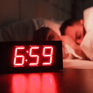 Zegar budzik z projektorem 10 stopni głośności ekran 8'' Zegar budzik z projektorem 10 stopni głośności ekran 8'' 4