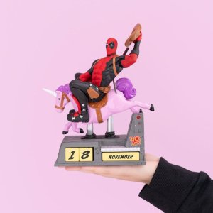 Marvel Deadpool 3D Perpetual Calendar Figurka 17 cm 5