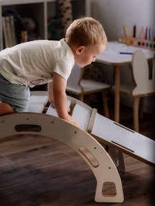 Bujak Montessori M biały + zjeżdżalnia ze ścianką + poduszka beżowa 4