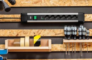 Listwa zasilająca Bachmann CONNECTUS 3xCEE7/3, czerwony 10 A prąd 2,0 m wtyczka C14 szary 2