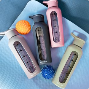 Revity Szklana butelka na wodę bidon z dziubkiem i miarką w silikonowym etui 11