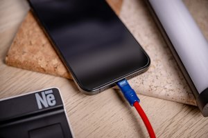 Newell NL4993 Kabel USB-C 100 W, 1,5 m silikonowy spiralny czerwono-granatowy 8