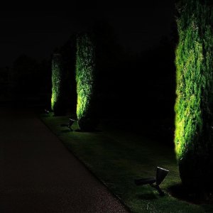 LAMPA SOLARNA LED WBIJANA OGRODOWA CZUJNIK ZMIERZCHU DO OGRODU REFLEKTOR 10