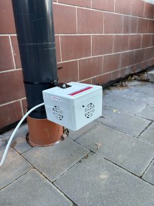 Odstraszacz MOCNY STRONG NA KUNY, MYSZY, SZCZURY Hermetyczny NA STRYCH, NA ŚCIANĘ DOMU, NA DACH, NA PARKING 3 Strony działania Uchwyt Zasilanie 230V 7
