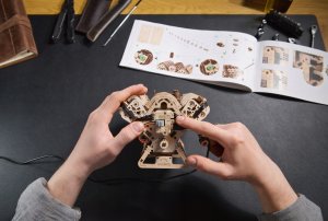 UGEARS Drewniane mechaniczne puzzle Motor V8 13
