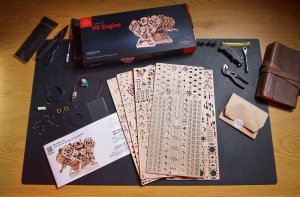 UGEARS Drewniane mechaniczne puzzle Motor V8 7