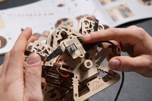 UGEARS Drewniane mechaniczne puzzle Motor V8 8