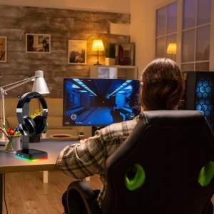 STOJAK STATYW UCHWYT NA SŁUCHAWKI GAMINGOWY PODOŚWIETLENIE RGB HUB + 2X USB 8