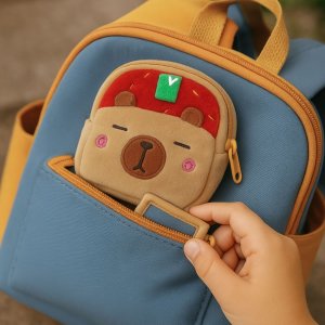 Portfelik Pluszowy Z Brelokiem Kapibara Truskawka Czerwona 9,5 x 8 cm 5