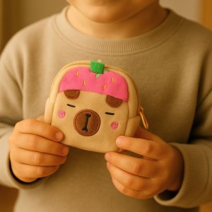 Portfelik Pluszowy Z Brelokiem Kapibara Truskawka Różowa 9,5 x 8 cm 3