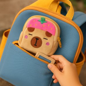 Portfelik Pluszowy Z Brelokiem Kapibara Truskawka Różowa 9,5 x 8 cm 5