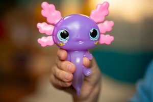 LET'S GLO AXOLOTL RYBKA RYBA FIOLETOWY PŁYWA ŚWIECĄCY ŚWIECI W WODZIE 3