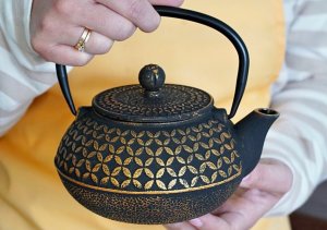 Imbryk żeliwny 0,8 L z zaparzaczem Hanako Gold 10